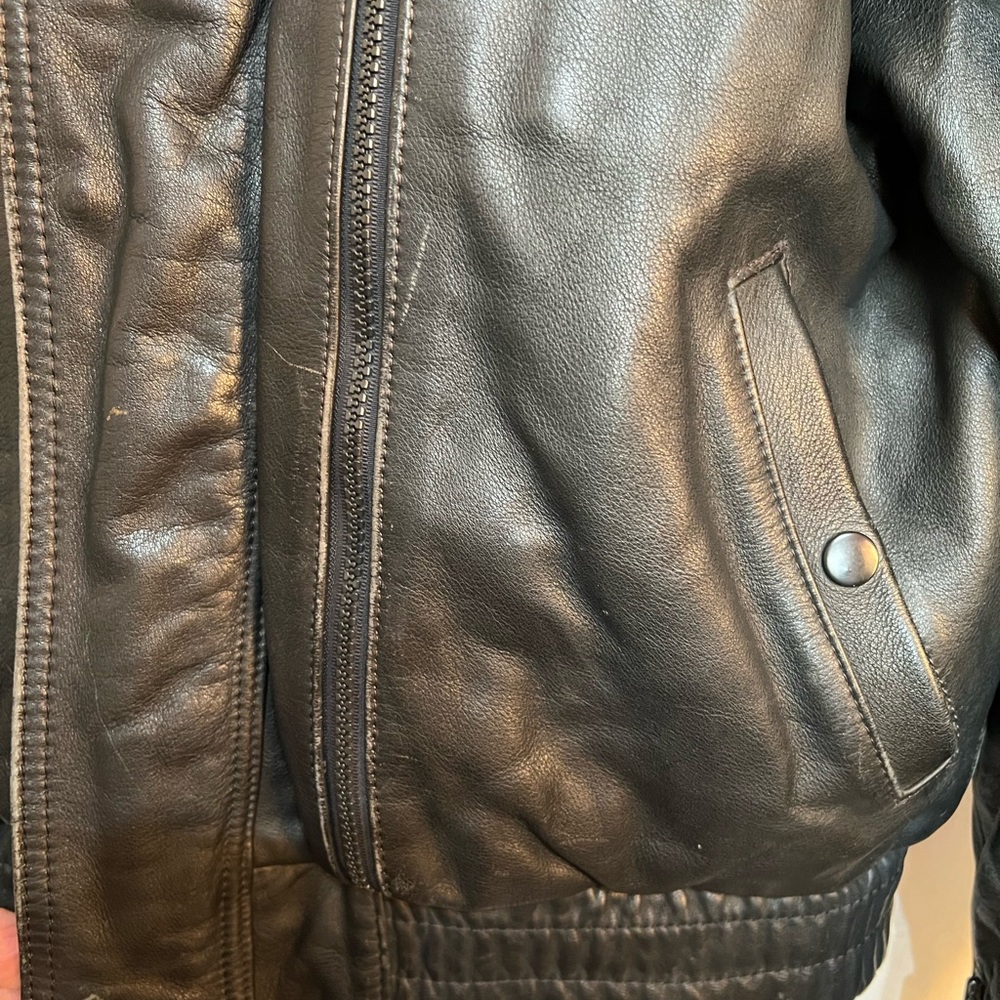 HEAVY  LEATHER M C Jacket WITH REMOVABLE LINER 
MANY POCKETS AND ADJUSTING ZPPRS - Picture 3 of 5